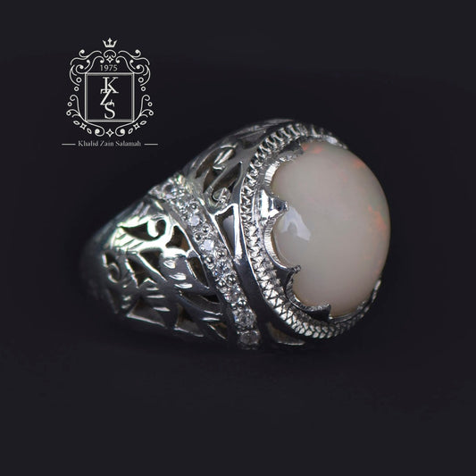خاتم رجالي فضة بحجر الأوبال الأبيض ومرصع بأحجار الزرقون