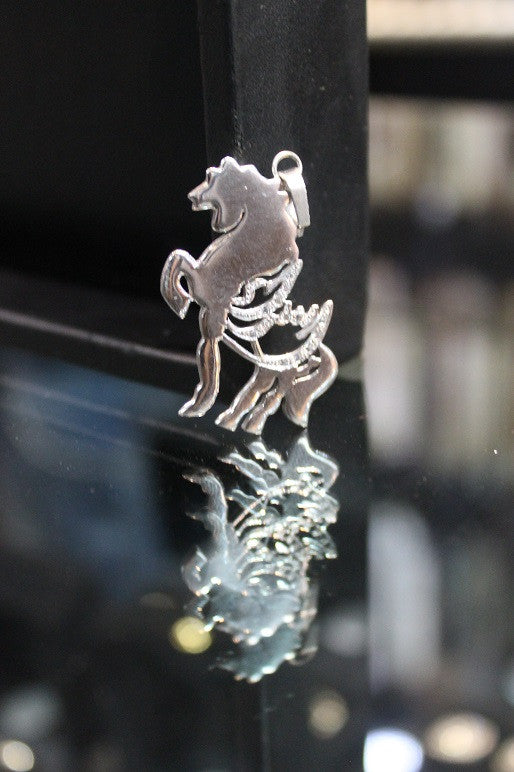 تعليقة اسم فضة واحجار الزرقون